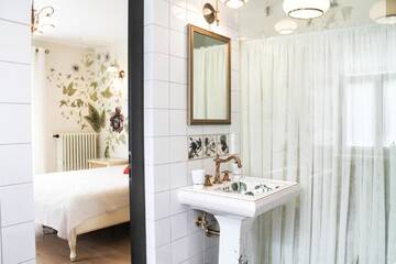 Фото номера Улучшенный номер с кроватью размера «king-size» Отель Boutique Hotel Bersas г. Turaida 4